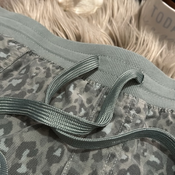 Maurice’s Shorts-Sz L-Green Camo-Cotton/Lyocell Blend-Drawstring Waist-EUC - Picture 6 of 15